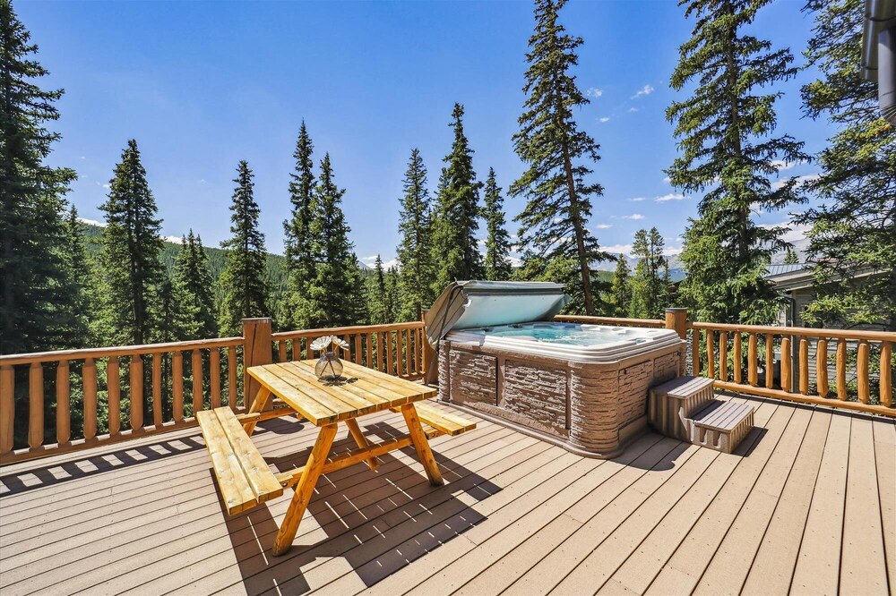 Goldenview Lodge 5 Bedroom Home by RedAwning