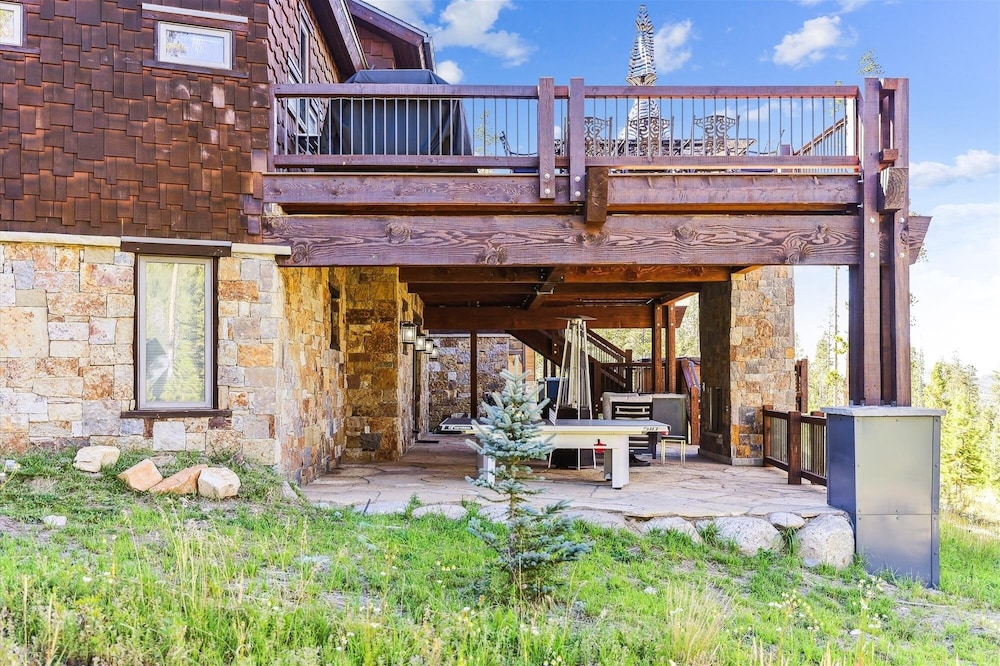 Highlands Hideaway 5 Bedroom Home by RedAwning