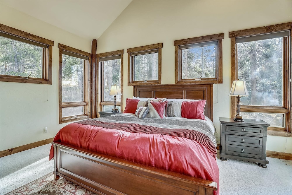 Highlands Getaway 4 Bedroom Home by RedAwning view 2