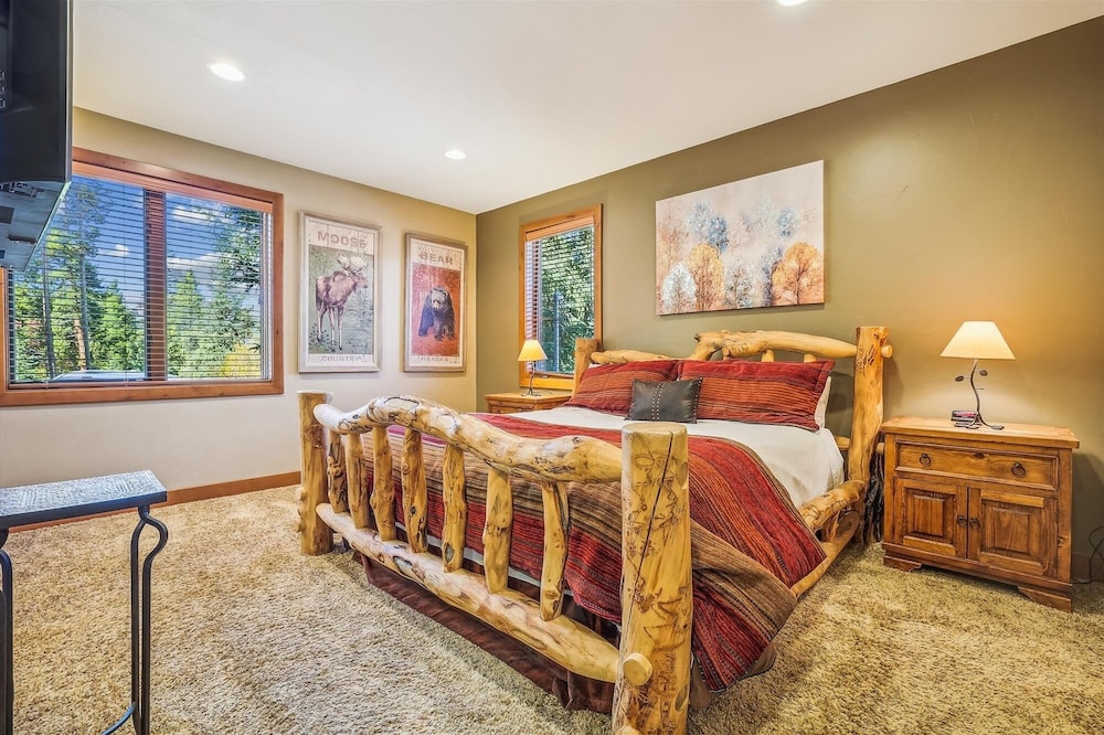 High Point Lodge 5 Bedroom Home by RedAwning