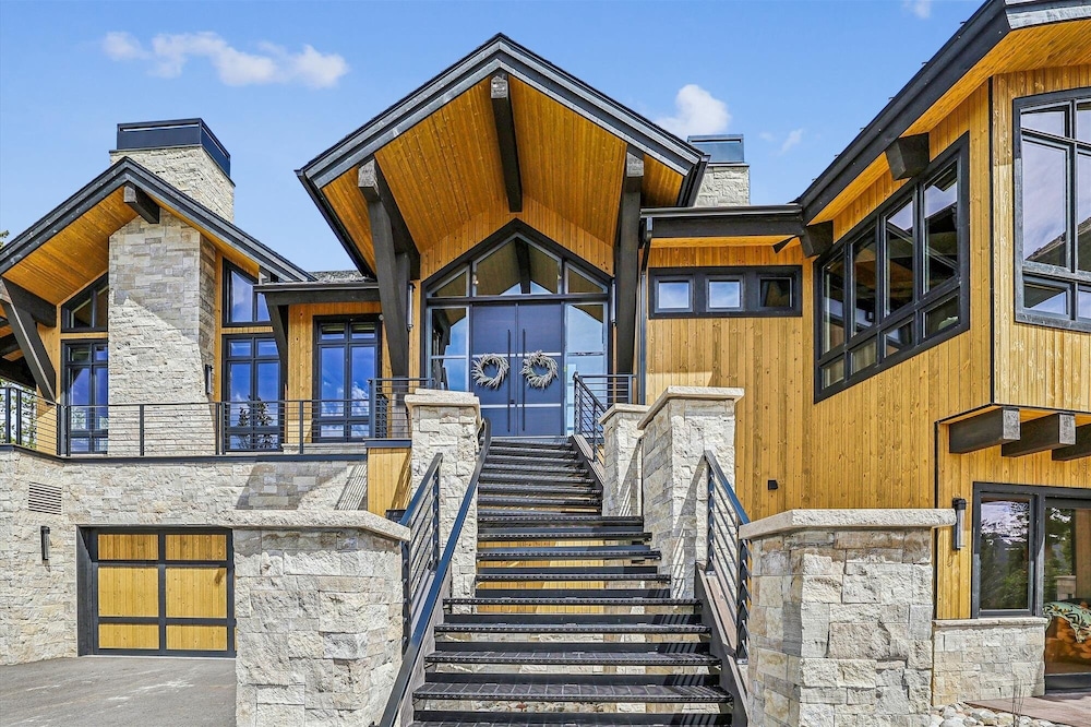 The Crowne Summit 6 Bedroom Home