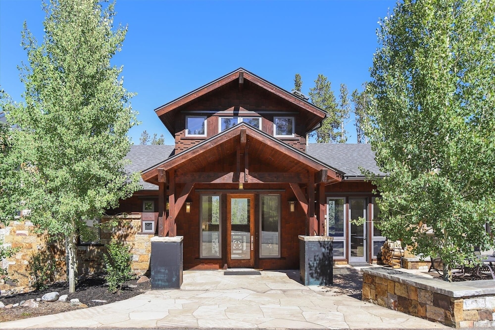Highlands Hideaway 5 Bedroom Home by RedAwning