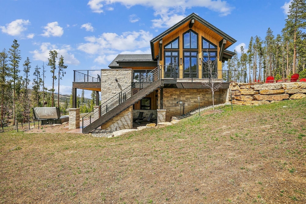 The Crowne Summit 6 Bedroom Home