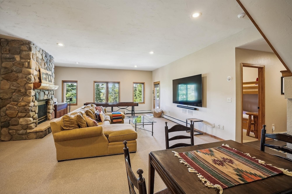 10 Southface 5 Bedroom Home by RedAwning
