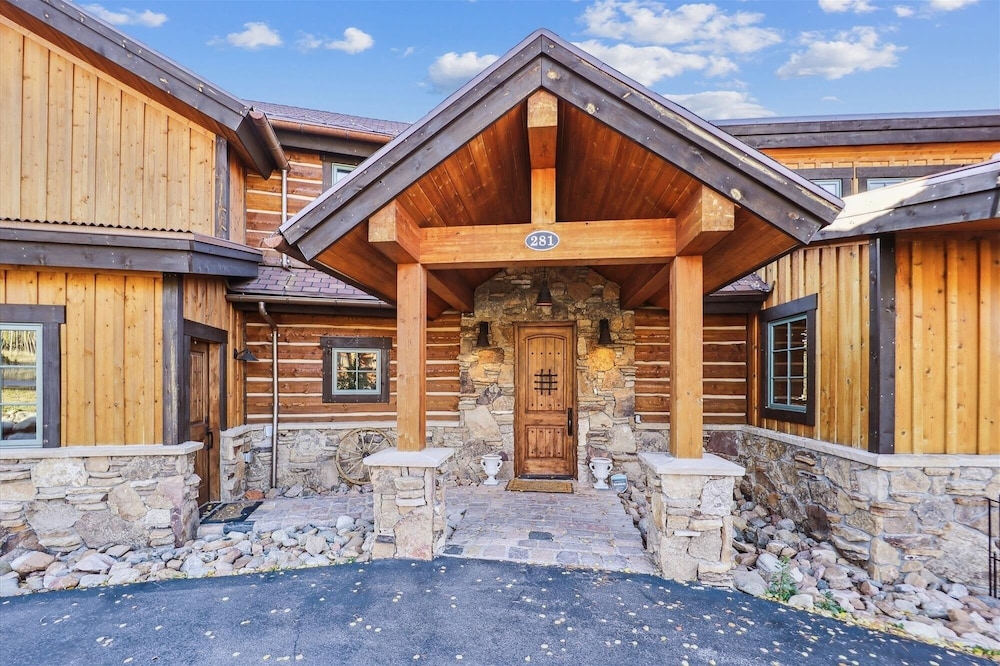 Silver Circle Lodge 4 Bedroom Home by RedAwning