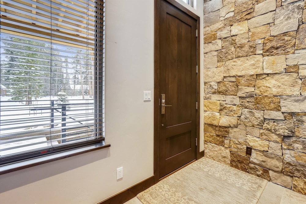 Five Peaks Townhouse with Garage and Hot Tub by RedAwning view 5