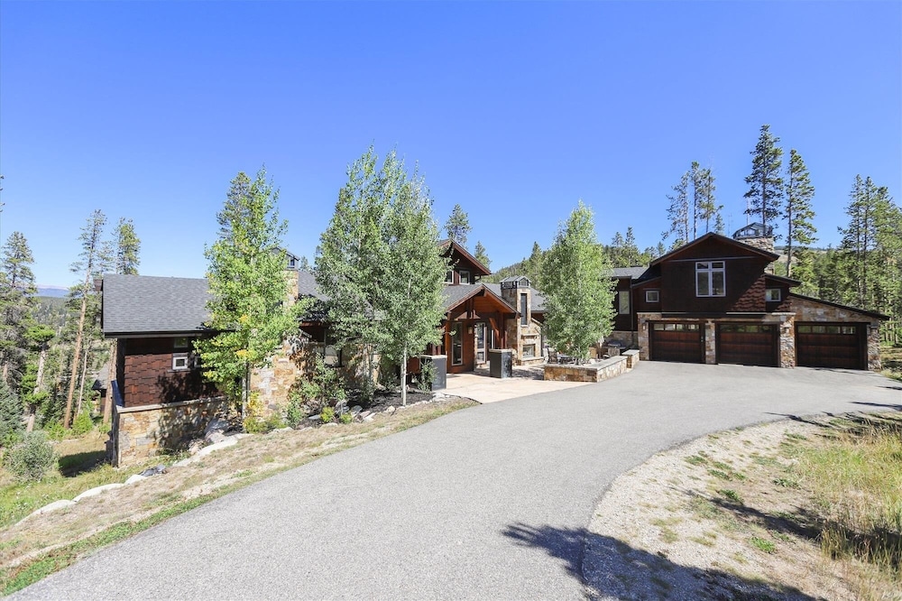 Highlands Hideaway 5 Bedroom Home by RedAwning