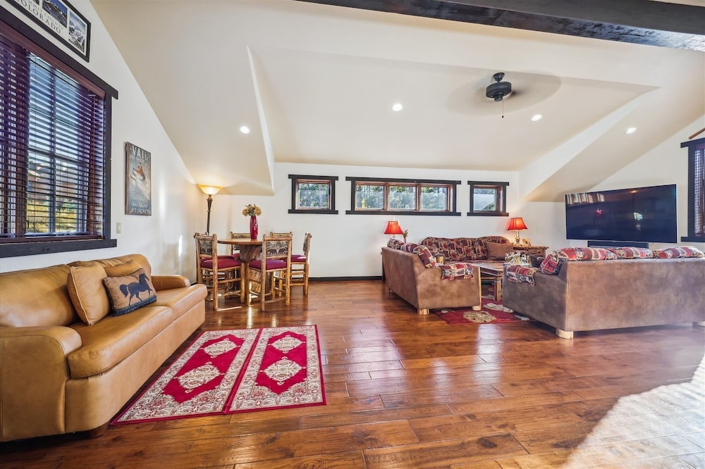 Silver Circle Lodge 4 Bedroom Home by RedAwning