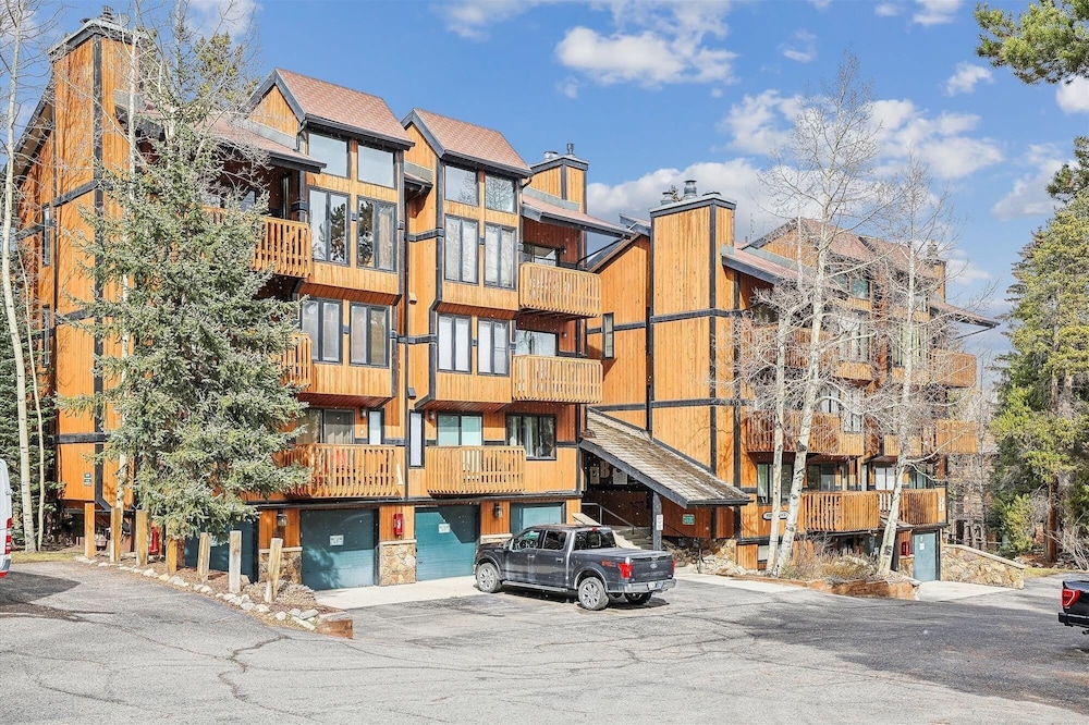 4 O'clock Lodge A16 1 Bedroom Condo by RedAwning