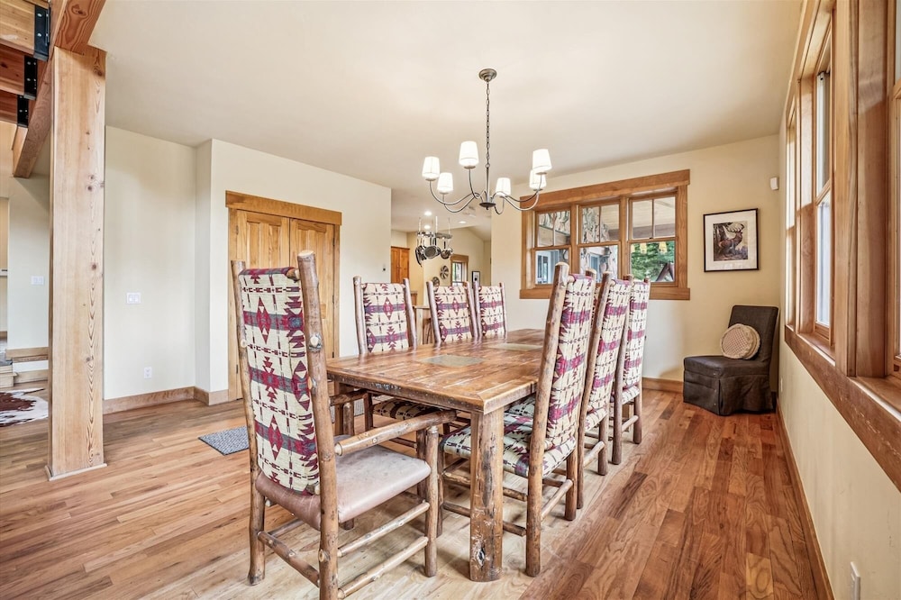 Little Bear Lodge 4 Bedroom Home