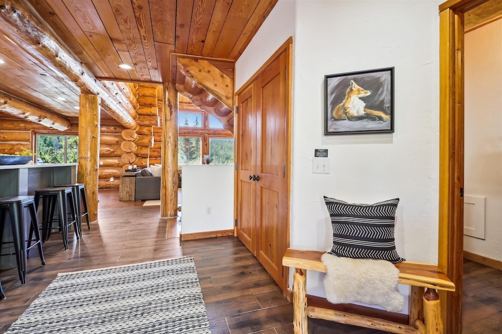Modern Log Cabin 5 Bedroom Home by RedAwning