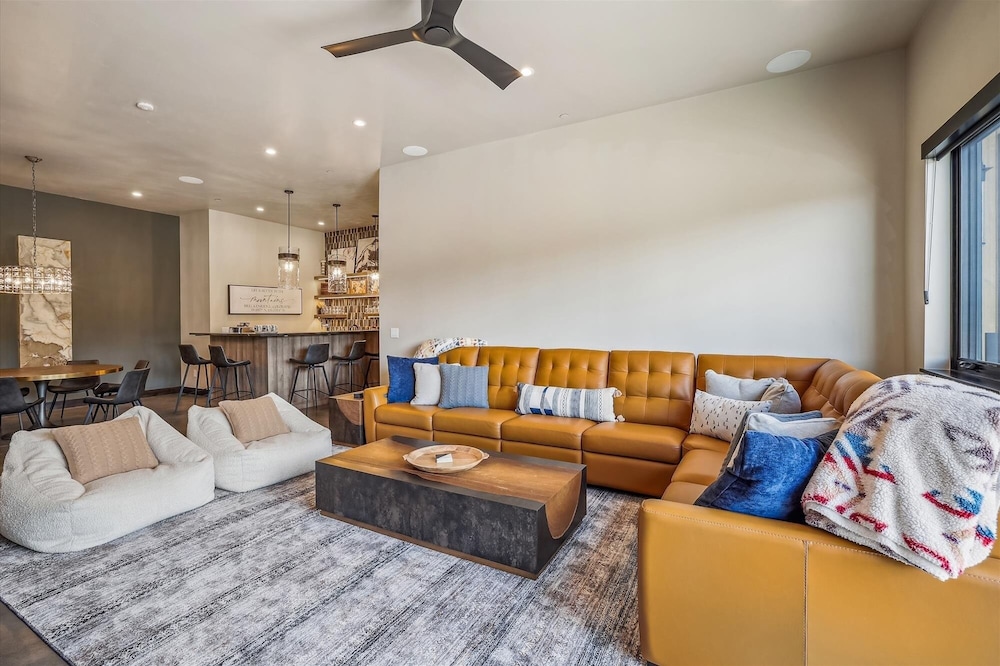The Crowne Summit 6 Bedroom Home