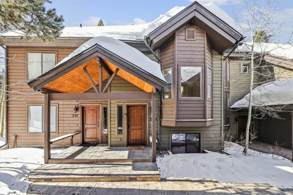 Village Point 205 3 Bedroom Townhouse by Redawning view 4