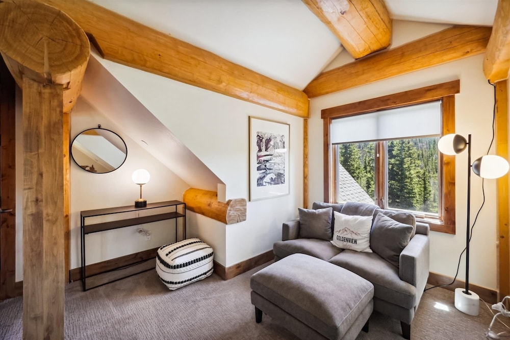 Goldenview Lodge 5 Bedroom Home by RedAwning