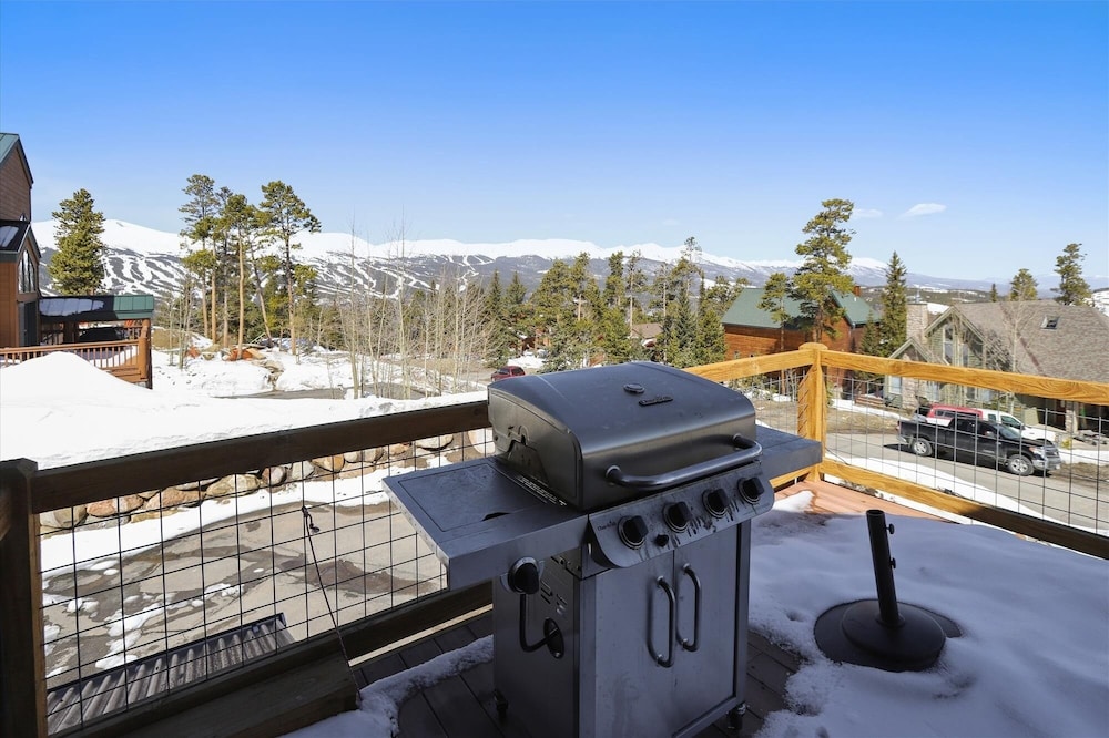 Baldy Mountain Overlook 4 Bedroom Townhouse by RedAwning