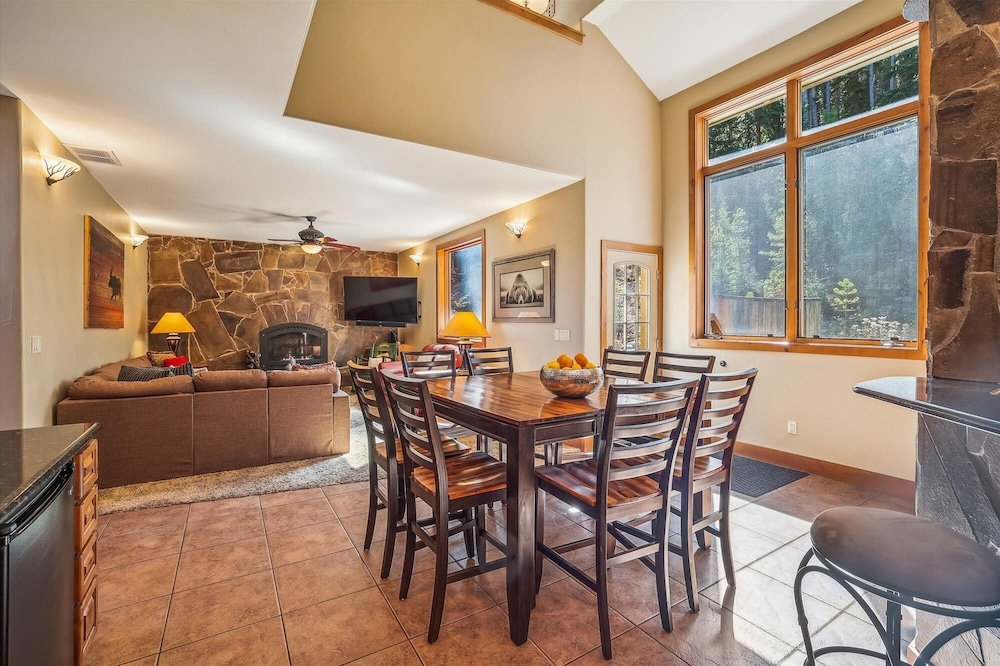 High Point Lodge 5 Bedroom Home by RedAwning