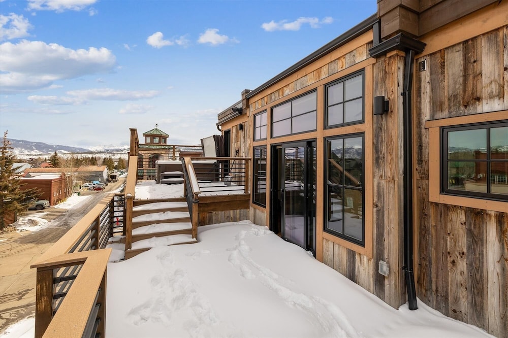 Decked Out Downtown 3 Bedroom Townhouse