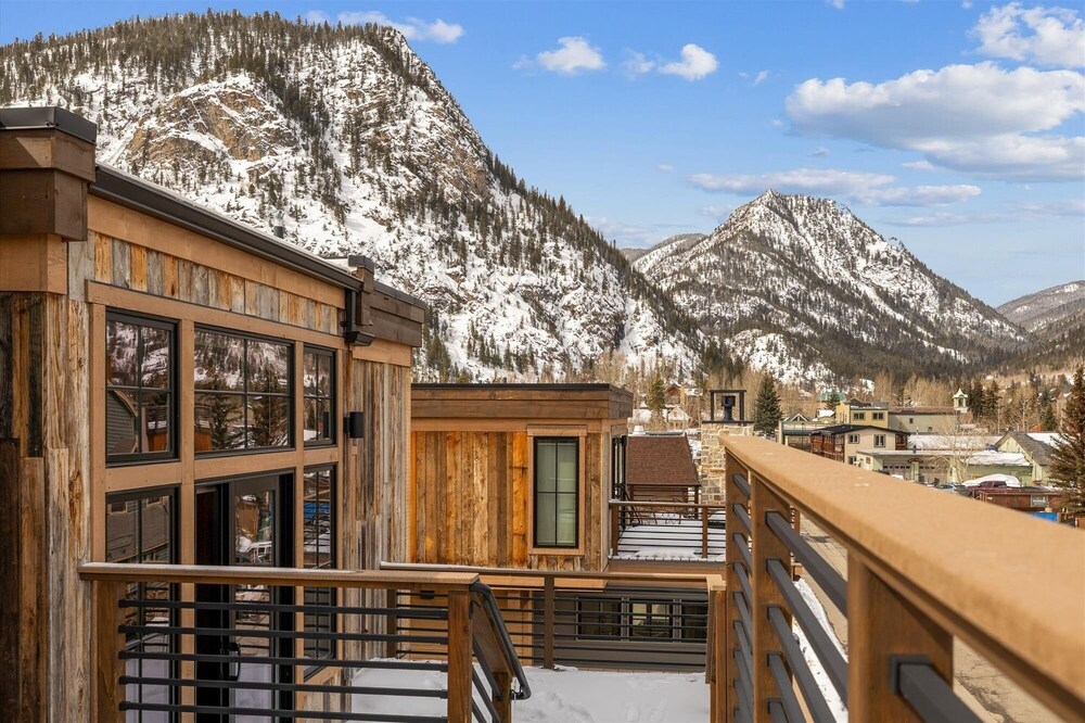 Decked Out Downtown 3 Bedroom Townhouse