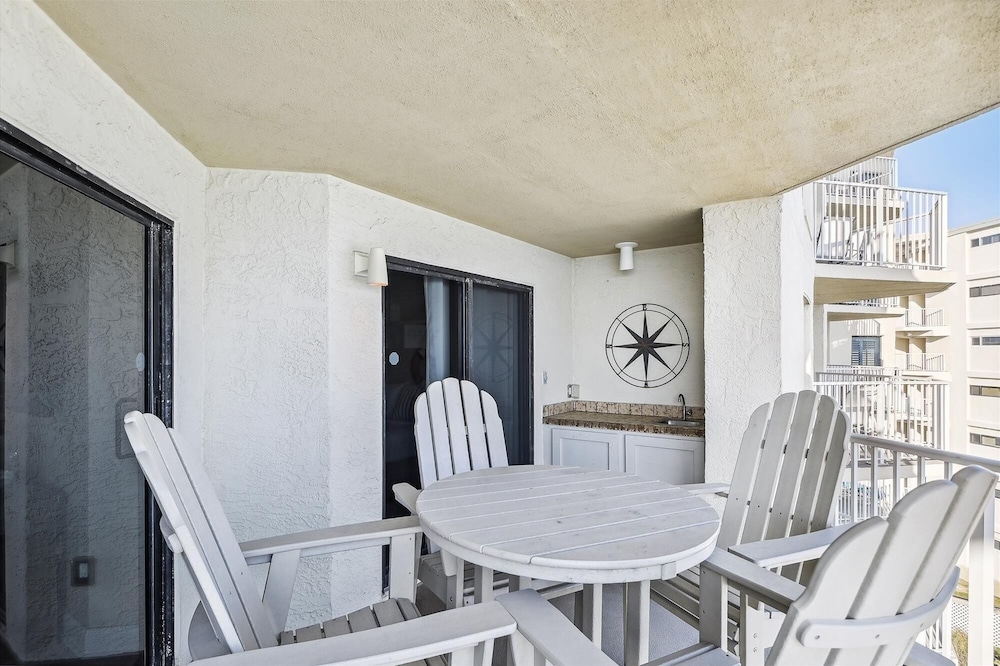 Inlet Reef 406 2 Bedroom Condo by RedAwning