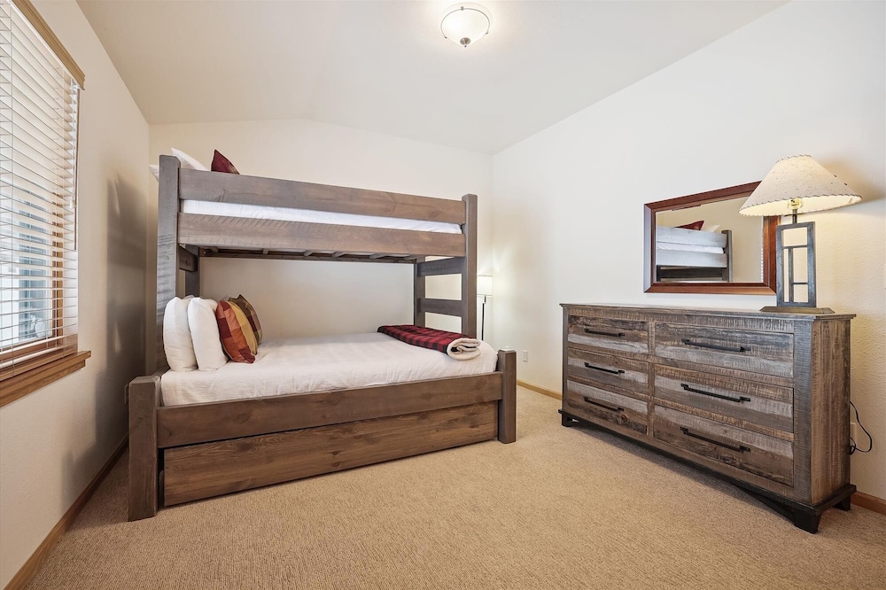 Timber Heights Lodge 3 Bedroom Home by RedAwning