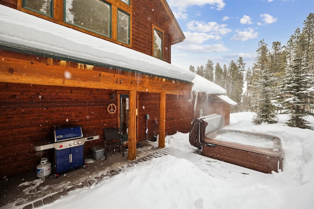 Timber Heights Lodge 3 Bedroom Home by RedAwning