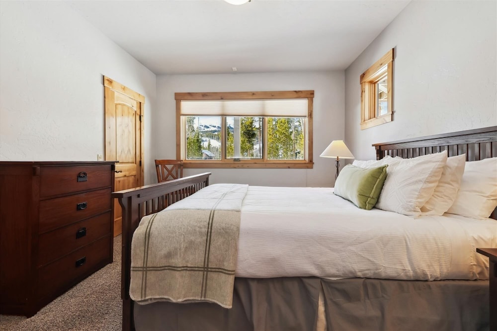 Lone Hand Lodge 4 Bedroom Home by RedAwning