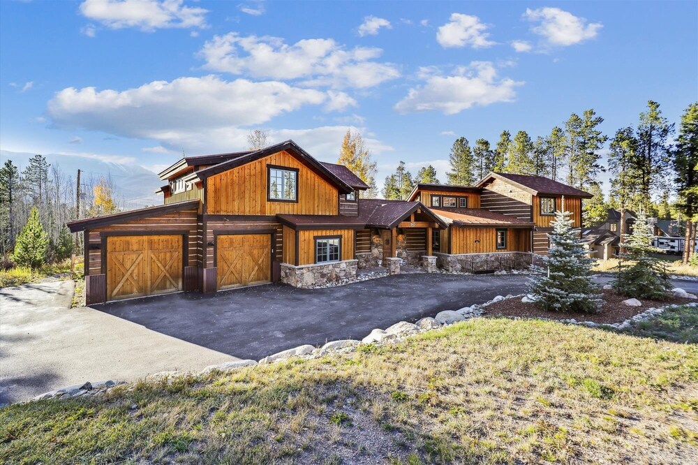 Silver Circle Lodge 4 Bedroom Home by RedAwning