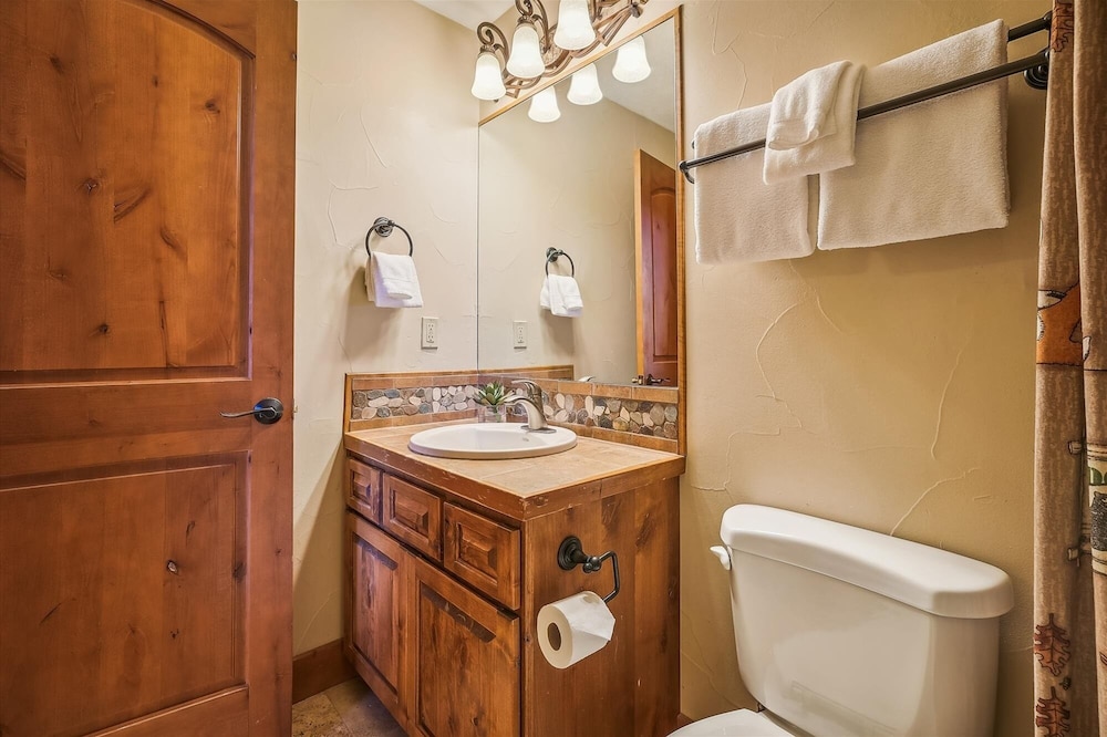 High Point Lodge 5 Bedroom Home by RedAwning
