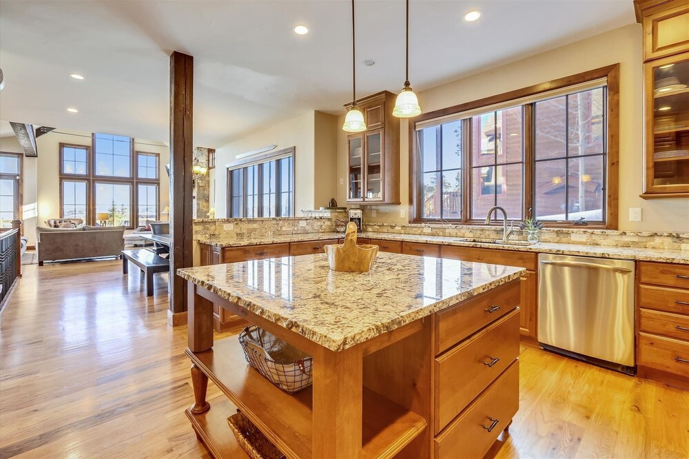 Baldy Mountain Overlook 4 Bedroom Townhouse by RedAwning