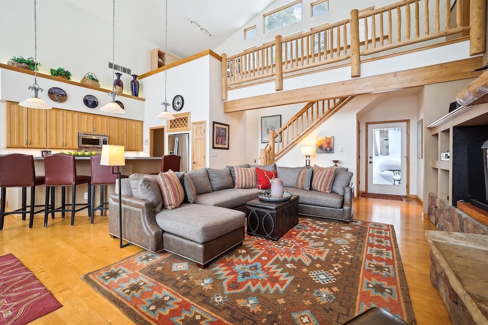 Timber Heights Lodge 3 Bedroom Home by RedAwning