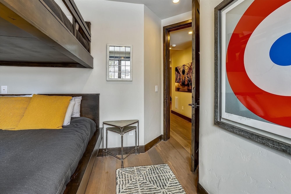 Falcon Haus 4 Bedroom Townhouse by RedAwning