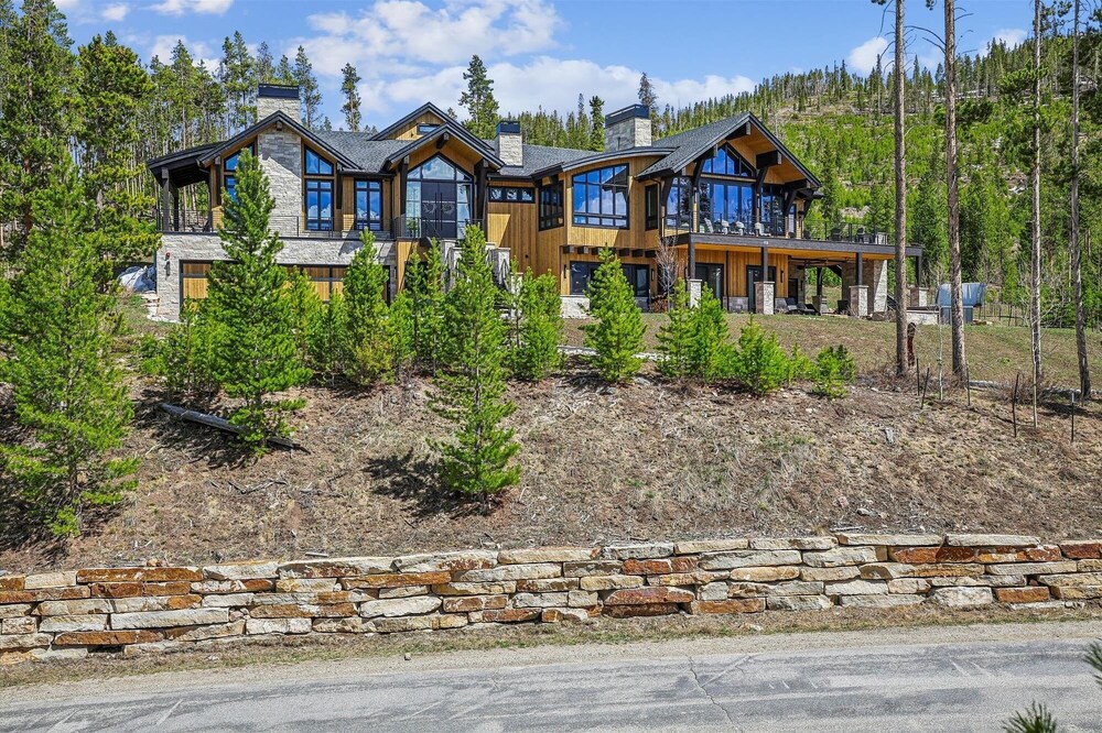 The Crowne Summit 6 Bedroom Home