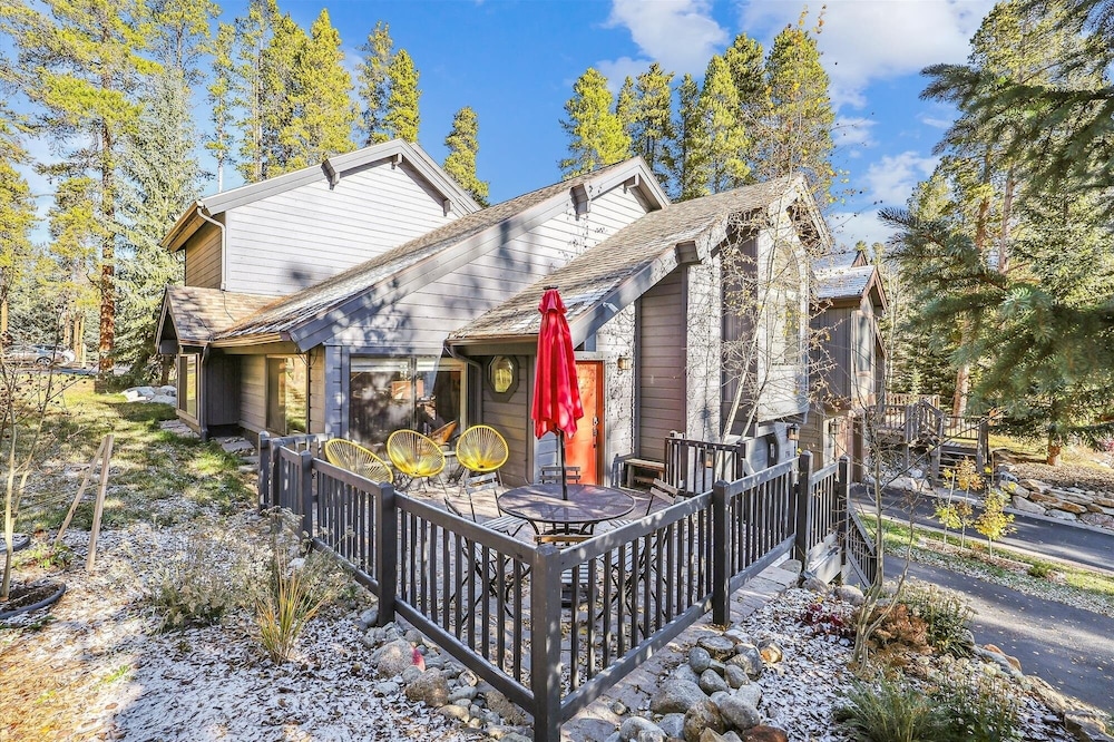 Park Forest 4 Bedroom Home by RedAwning