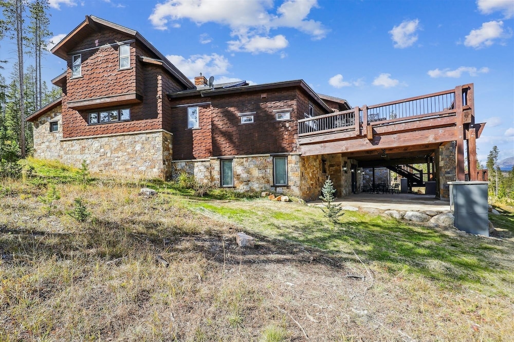 Highlands Hideaway 5 Bedroom Home by RedAwning