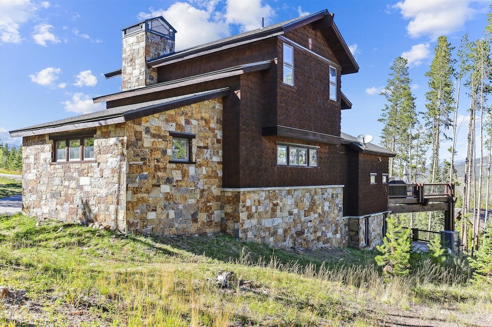Highlands Hideaway 5 Bedroom Home by RedAwning