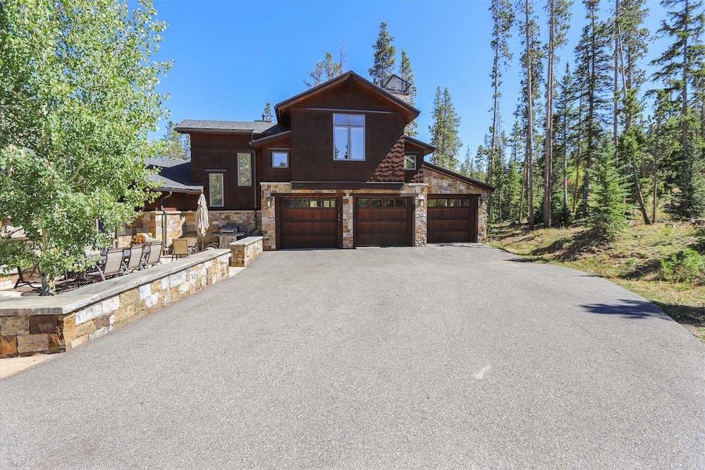 Highlands Hideaway 5 Bedroom Home by RedAwning