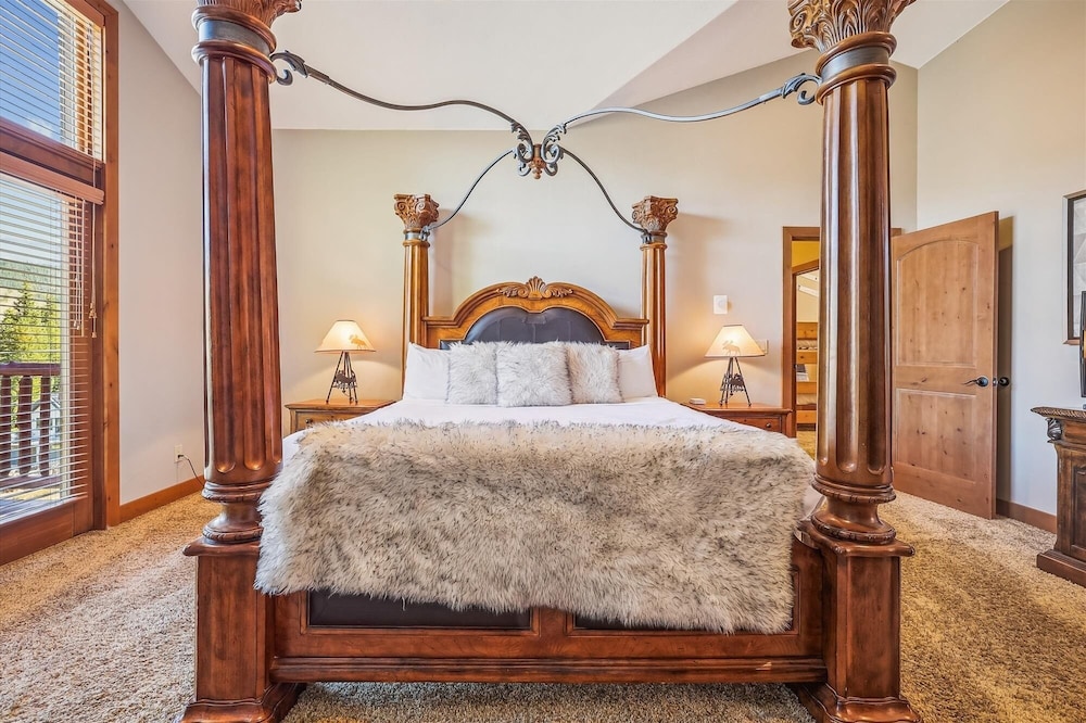 High Point Lodge 5 Bedroom Home by RedAwning