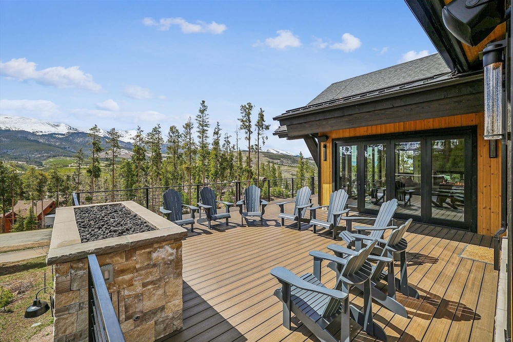 The Crowne Summit 6 Bedroom Home
