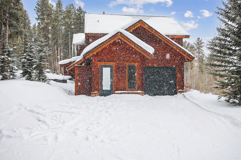 Timber Heights Lodge 3 Bedroom Home by RedAwning
