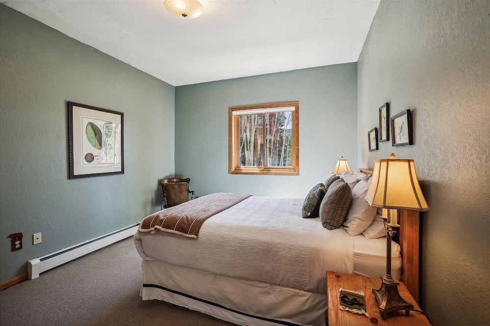 10 Southface 5 Bedroom Home by RedAwning