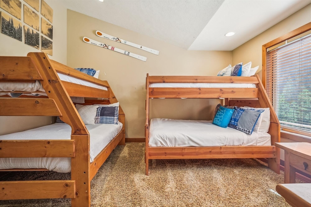 High Point Lodge 5 Bedroom Home by RedAwning