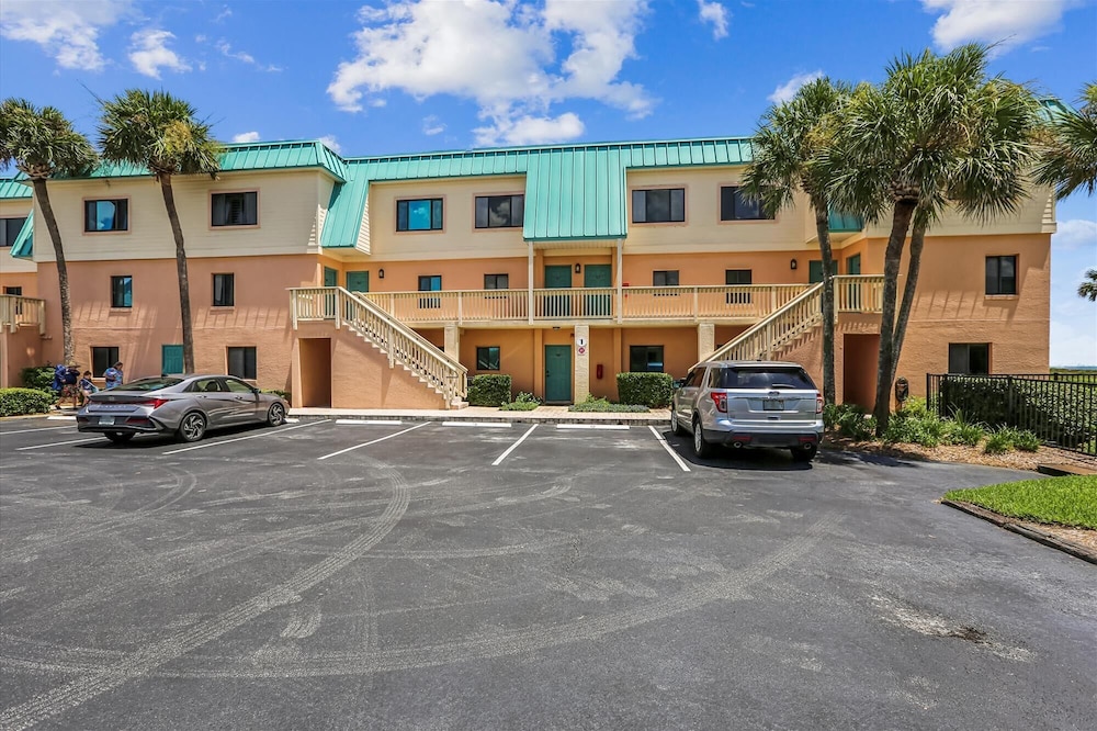 Oceanfront Luxury: 2BR Condo + Pool in St.aug