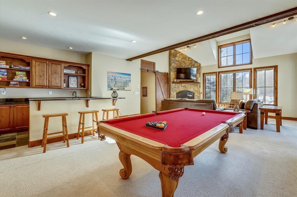 Baldy Mountain Overlook 4 Bedroom Townhouse by RedAwning