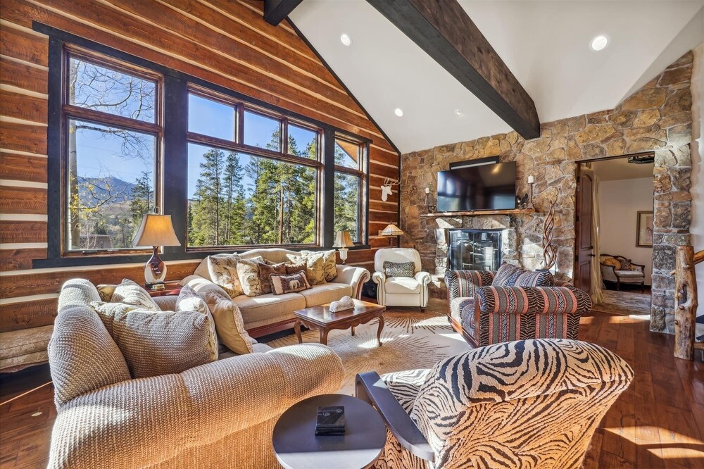 Silver Circle Lodge 4 Bedroom Home by RedAwning