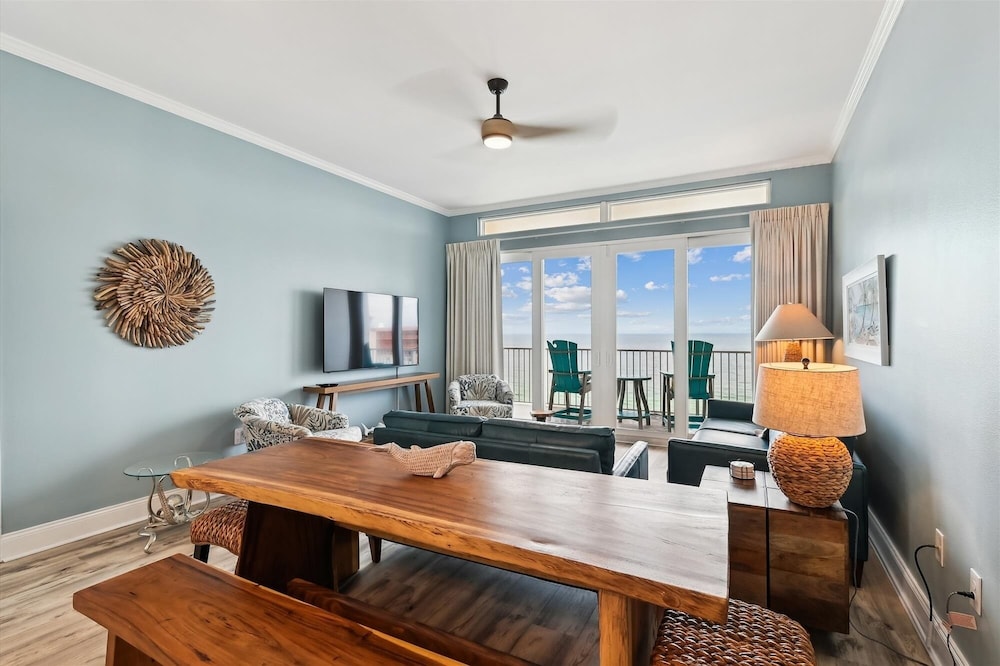 Laketown Wharf 2123 3 Bedroom Condo