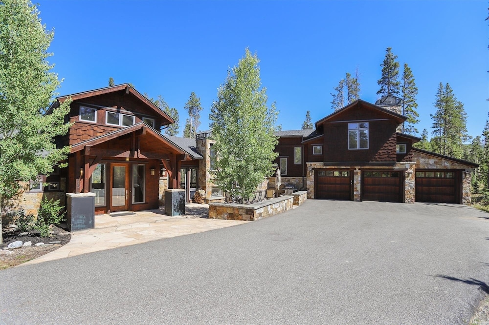 Highlands Hideaway 5 Bedroom Home by RedAwning