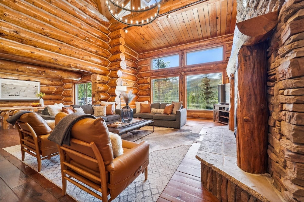 Modern Log Cabin 5 Bedroom Home by RedAwning