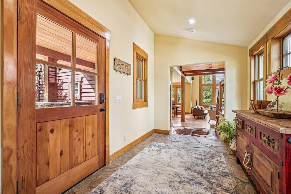 Little Bear Lodge 4 Bedroom Home
