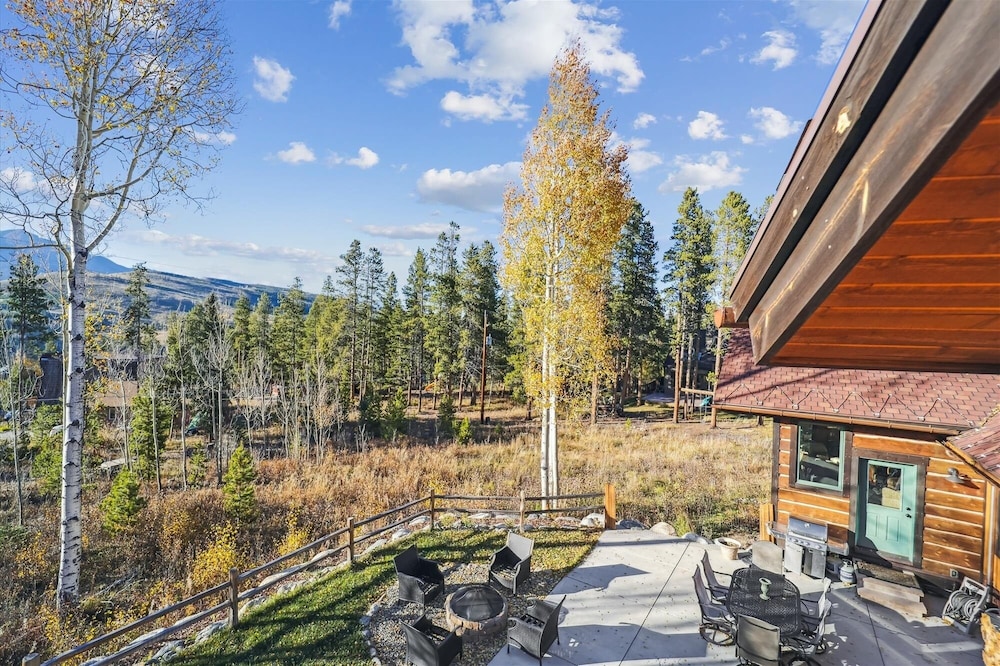 Silver Circle Lodge 4 Bedroom Home by RedAwning