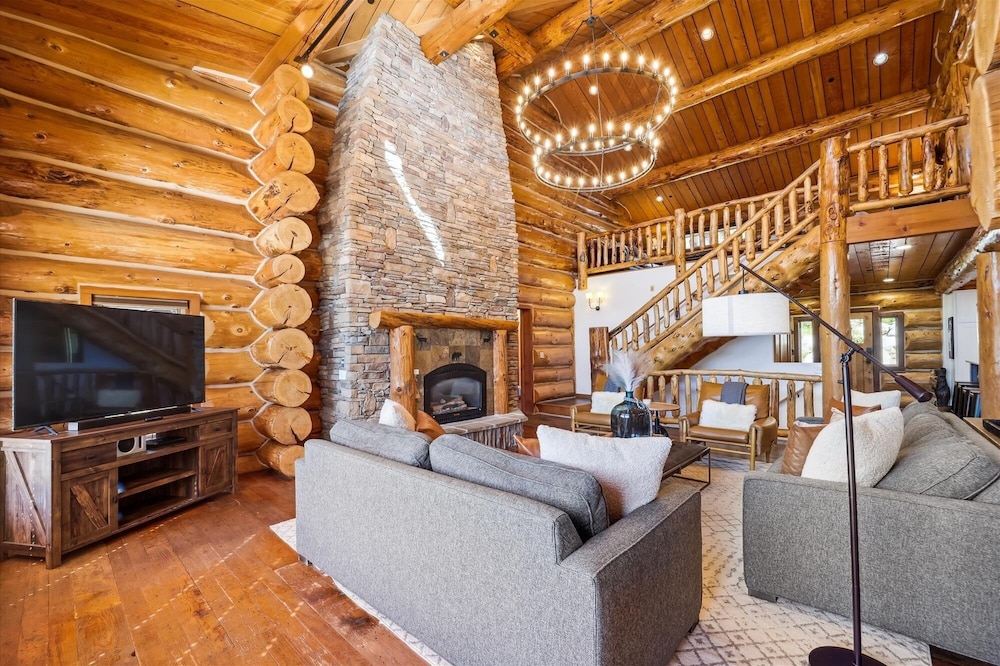 Modern Log Cabin 5 Bedroom Home by RedAwning